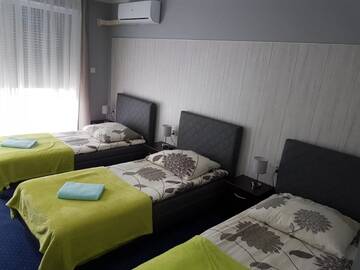 Фото номера Трехместный номер с ванной комнатой Отель Hotels Odra г. Нова-Суль 2